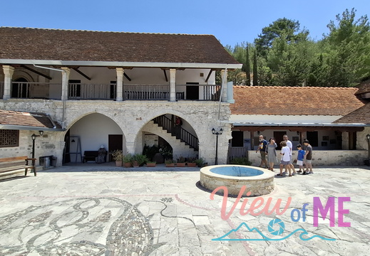 Under wine and food tasting tour