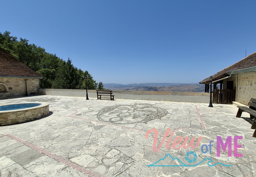 Under wine and food tasting tour
