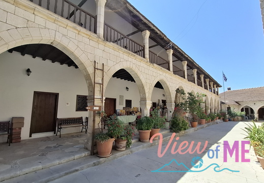 Under wine and food tasting tour