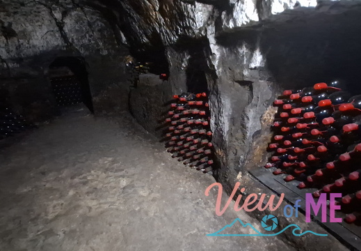 Under wine and food tasting tour
